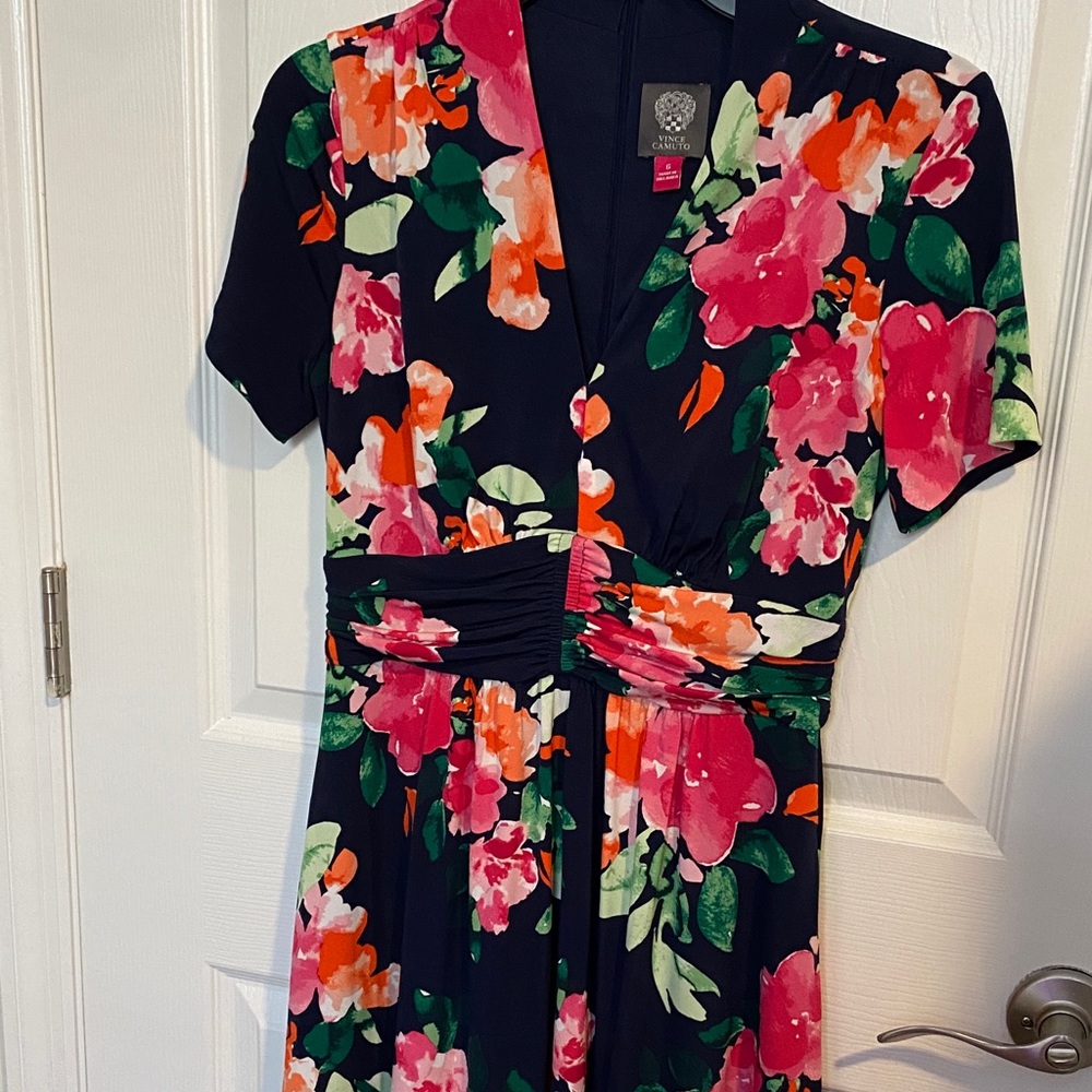 Vince Camuto navy blue and Floral Midi Dress with pockets .ruched waist - Picture 5 of 7